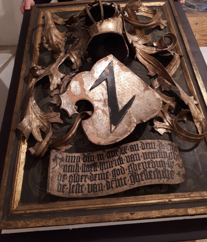 HiAZ: Sommerkirche in Nettlingen: Historisches Kruzifix und das Totenschild eines Ritters